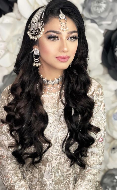 Hairstyle With Jhumar, Jhumar Hairstyle, Valima Hairstyle, Valima Makeup, Pakistani Bridesmaids, Party Hairstyles For Long Hair, Pakistani Bridal Hairstyles, Hairstyles Pakistani, Bridal Hairstyle Indian Wedding