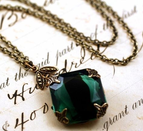 Chaotic Lawful, Slytherin Jewelry, Slytherin Things, Green Gem, Slytherin Aesthetic, Jewel Necklace, Green Gems, Emerald Necklace, Antique Necklace