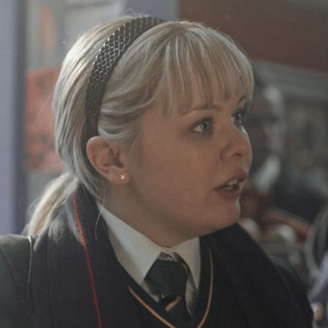 Claire Derry, Claire Devlin, Clare Devlin, Derry Girls Outfits, Claire Derry Girls Icon, Derry Girls Edits, Derry Girls Clare, Derry Girls Michelle, Derry Girls Poster