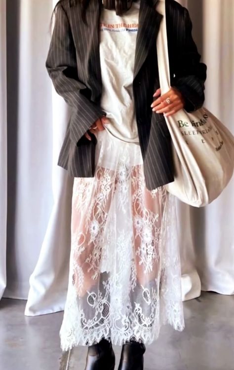 White Lace Skirt Outfit, Look Festival, White Lace Skirt, Maxi Lace Skirt, Neue Outfits, Lace Outfit, Mode Inspo, Lace Maxi, Outfits Casuales