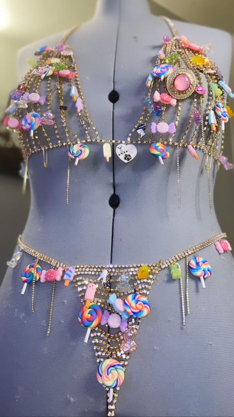 Doja cat
Creative 
Rhinestone 
DIY 
Bling top 
Candy gems Creative Rave Outfits, Planet Her Outfits Doja Cat, Beads On Clothes, Festival Beaded Body Chain, Doja Cat Swimwear, Doja Cat Charm Top, Diy Festival Outfit, Kandi Body Harness, Doja Cat Chain Top