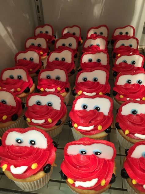 Cars Movie Cupcakes, Lightning Mcqueen Cupcakes, Lightning Mcqueen Cookies, Mcqueen Cupcakes, Birthday Gits, Disney Cars Cupcakes, Movie Cupcakes, Ka Chow, Flash Mcqueen