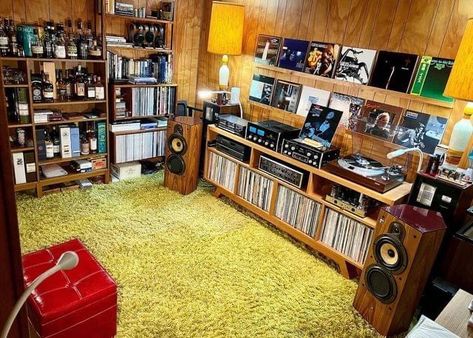 Cool Living Room, Hifi Room, Store Vinyl Records, Retro Rooms, Dj Room, Home Music Rooms, Vinyl Room, Music Storage, Record Room