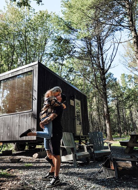 Getaway House Photoshoot, Cabin Getaway Outfit, Cabin With Boyfriend, Couples Weekend Aesthetic, Cabin Couple Aesthetic, Autumn Campfire, Couple Cabin Pictures, Couples Cabin Trip, Couples Cabin Trip Aesthetic