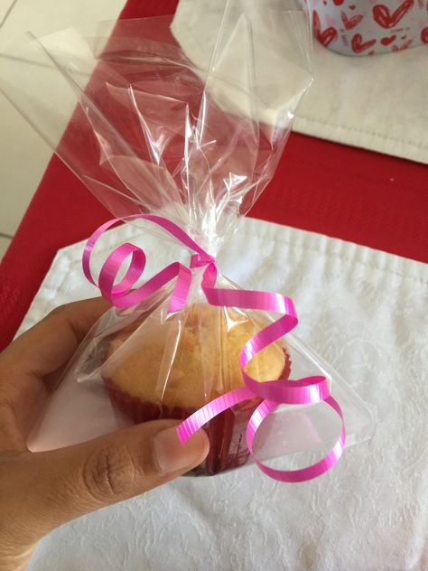 Muffins Packaging Ideas, Muffin Packaging Ideas, Cake Wrapping Ideas, Cake Slice Packaging, Food Engineering, Eid Favours, Cupcake Packaging, Mini Dessert Cups, Cake Wraps