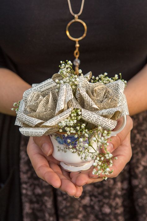 Book Themed Party Decorations, Rustic Tea Party, Cottage Style Decorating, Tea Party Centerpieces, Book Page Flowers, Book Themed Party, Vintage Tea Parties, Book Birthday, Book Page Crafts