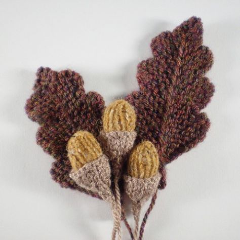 Woodland Wreath, Oak - Free Pattern Knitted Leaves, Leaf Knitting Pattern, Woodland Wreath, Crochet Wreath, Fair Isles, Crochet Leaves, Knitted Flowers, How To Purl Knit, Oak Leaves