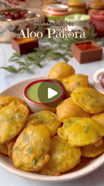 Aloo Bajji Recipe, Healthy Evening Snacks Indian, Snacks Corner, Monsoon Food, Aloo Pakora, Evening Snacks Indian, Healthy Evening Snacks, Dinner Ingredients, Potato Fritters