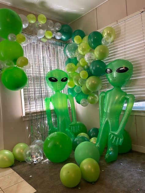 Alien Pool Party, Halloween Alien Theme, Alien Birthday Party Decoration, Alien Party Decor, Trippy Birthday Party, Alien Party Food, Alien Birthday Party Ideas, Cowboys And Aliens Party, Cowboy Vs Aliens Party