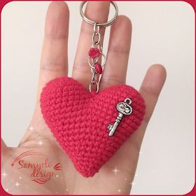 Crochet Heart Keychain Pattern Free, Crochet Heart Keychain, Rope Crochet, Crochet Doll Clothes Patterns, Keychain Amigurumi, Owl Crochet Patterns, Crochet Keychains, Crochet Hearts, شال كروشيه