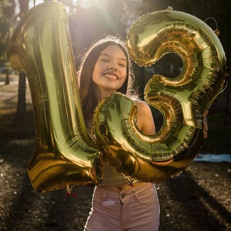 Poses With Birthday Balloons, Birthday Photo Shoot With Balloons, Number Ballon Photoshoot Picture Ideas, Birthday Ballon Photos, Birthday Photoshoot Ideas 13 Yrs, 13 Year Photo Shoot Picture Ideas, 13th Bday Photoshoot Ideas, Birthday Number Balloons Photo Ideas, 13th Birthday Picture Ideas