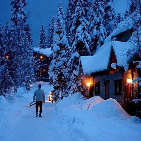 A huge congrats to Kim Gray from @toqueandcanoe for winning the Editor's Choice in the Great Canadian Photo Contest - December edition via… Quaint Cabin, Era Victoria, Snowy Cabin, A Cabin In The Woods, Polar Night, Snowy Night, Winter Cabin, Winter Love, A Cabin