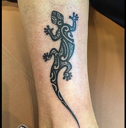 Galeries Photos Tatouages sur pied Gekko Tattoo, Aussie Tattoo, Tahiti Tattoo, Tattoos Black Women, Gecko Tattoo, Mum Tattoo, Spiral Tattoos, Lizard Tattoo, Small Tats