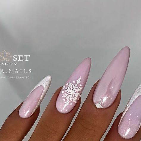 Nails By Minea Bergström on Instagram: "Winter vibes ❄️❄️❄️ ————————————————————————— Products used: • One Stroke Gel French White • Fairy Builder Gel Princess • Perfect Match Ice Opal • Glass Chrome Pigment • Crystal Shine Top Coat Products from @jet_set_beauty_nails 💅🏼 ————————————————————————— #glitternails #frenchnails #winternails #chromenails #snowflakenails #whitenails #christmasnails ————————————————————————— #rakennekynnet #geelikynnet #gelnails #gelenaglar #nailsofinstagram #nailsoftheday #nailinspiration #rakennekynnetjoensuu #geelikynnetjoensuu" Snow Nails, December Nails, White Fairy, Indigo Nails, Cute Christmas Nails, Seasonal Nails, Best Nail Art Designs, Glass Nails, Silver Nails