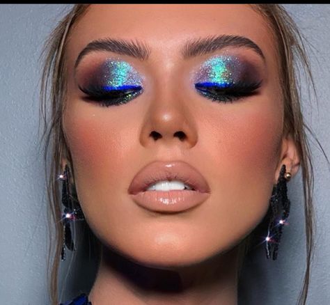 Holographic Makeup Look, Iridescent Makeup Looks, Iridescent Eye Makeup, Beauty Tattoo Ideas, Blue Festival Makeup, Beautiful Sleeve Tattoos, Grungy Makeup Look, Blue Glam Makeup, Aesthetic Beautiful Wallpaper