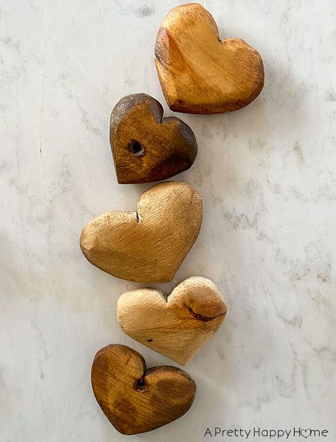 Diy Wooden Hearts Ideas, Wood Projects For Valentines Day, Valentine's Day Wood Crafts, Wooden Heart Ornaments, Wood Hearts Diy, Heart Ornaments Diy, Wood Heart Diy, Wooden Hearts Diy, Rustic Valentine Decor