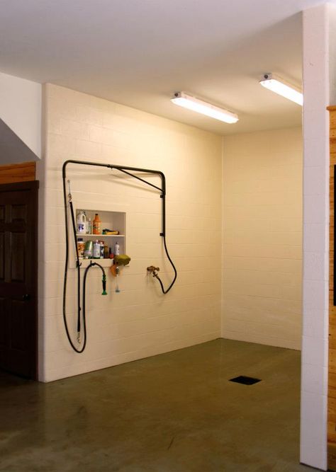 Wash stall with overhead hose hanger. Like the recessed shelf. @Stephani Nelson Nelson Lovelady Horse Wash Rack Indoor, Horse Wash Bay Ideas, Horse Wash Stall Indoor, Horse Shower Stall, Wash Bays For Horses, Horse Wash Bay, Wash Rack Ideas, Show Cattle Barn, Livestock Barn