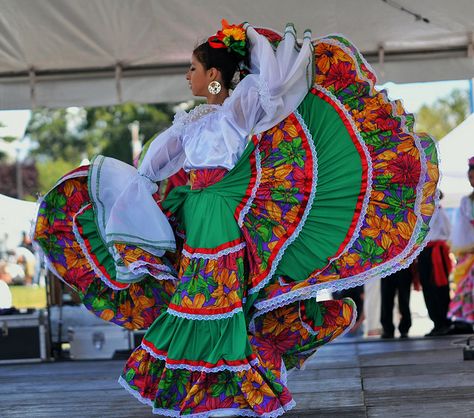 La danza folklórica que ocurre en México proviene de la herencia africana y Europea. Este baile varía en diferentes regiones. Mexican Dance Dress, Folklorico Dresses, Mexican Dance, Mexican Folklore, Traditional Mexican Dress, Ballet Folklorico, Jitterbug, Mexican Heritage, World Dance