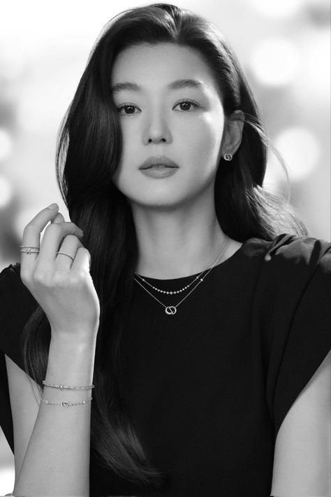 Professional Headshots Women, Lee Joo Young, Lee Bo Young, Seo Ji Hye, Finance Accounting, Baifern Pimchanok, Headshots Women, Headshot Poses, Jun Ji Hyun