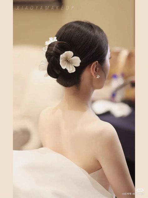 Traditional Japanese Wedding Hairstyle, Low Bun Flowers, Korean Hairstyle Wedding Bridal Hair, Japanese Bridal Hair, Japanese Wedding Hair, Korean Wedding Hair Updo, Chinese Bride Hairstyle, Sangjit Hairstyle, Korean Bride Hairstyle