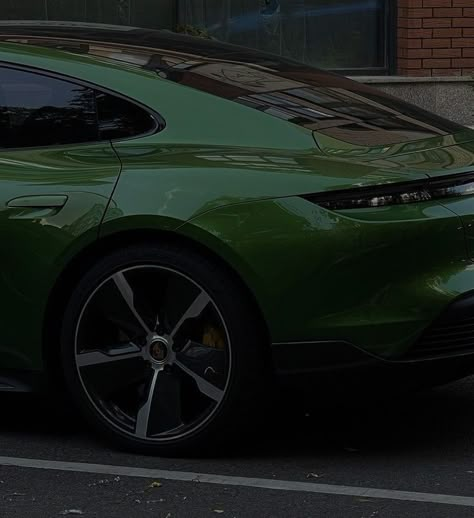 Social Lifestyle, Dark Green Aesthetic, Royal Green, Aesthetic Green, Car Aesthetic, Classy Cars, Pretty Cars, Future Car, Green Wallpaper