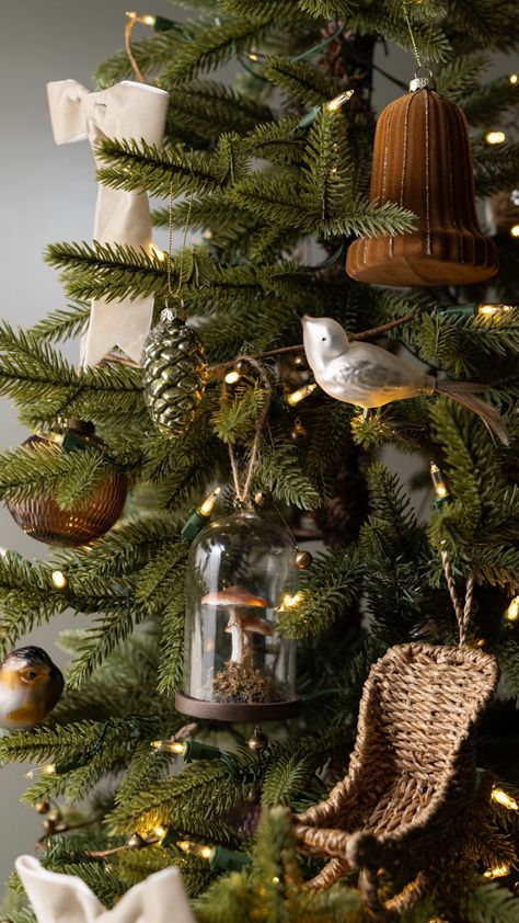 @magnolia • Instagram photos and videos Joanna Gaines Christmas Tree, Joanna Gaines Christmas, Magnolia Christmas, Cozy Christmas Decor, Magnolia Market, Holiday Display, Joanna Gaines, Gold Christmas, Cozy Christmas