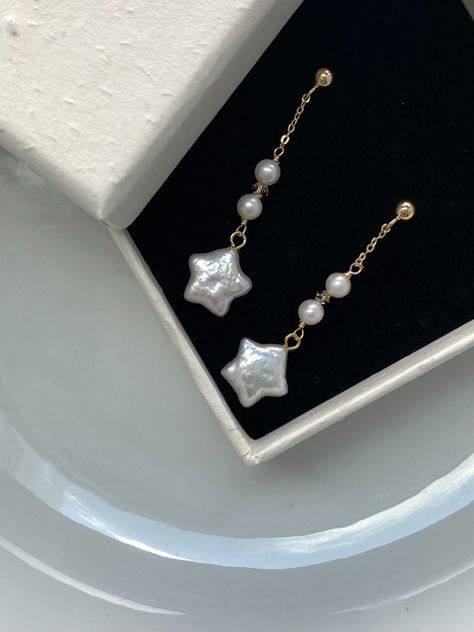 These Star Fresh Water Pearl Dangle Earrings are an exquisite which will add a touch of elegance to any outfit. Made with genuine freshwater pearls, each earring features a stunning star-shaped design that showcases the natural beauty of the pearls.The earrings are lightweight and comfortable to wear, making them perfect for any occasion. Whether worn as a statement piece or paired with other jewelry, these Star Fresh Water Pearl Dangle Earrings are sure to make a lasting impression. Water Jewelry, No Ordinary Girl, Star Dangle Earrings, Dope Jewelry, Funky Jewelry, Fresh Water Pearl, Star Design, Earrings White, Dangly Earrings