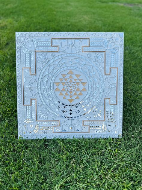 Shree Yantra Lippan Art, Limpan Art, Mandala Wall Art Murals, Lippan Artwork, Laxmi Yantra, Acrylic Beginner, Mirror Canvas Art, Shree Yantra, Painted Mirror Art