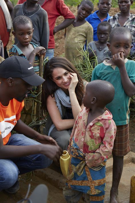 Meghan Markle supporting World Vision Water in Rwanda Prinz Charles, Humanitarian Work, Princess Meghan, Prince Harry And Megan, Meghan Markle Prince Harry, Meghan Markle Style, Prinz Harry, Royal Family England, World Vision