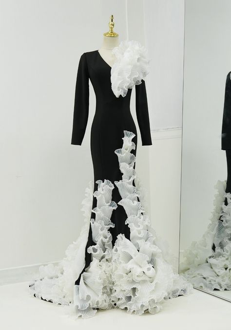 Black and white dress Black White Dress Formal, Black And White Long Dresses, Black And White Dresses, Ball Ideas, Black Dresses Classy, Trumpet Dress, Black And White Theme, My Fair Lady, Fair Lady