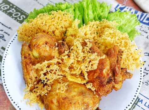 Ayam goreng dengan taburan kremesan populer di Jawa Tengah. Rasa gurih ayam dan renyah kremesan bikin ketagihan. Apalagi dimakan dengan sambal bajak yang pedas. Ayam Kremes, Cooking Tutorials, Food Channel, Macaroni And Cheese, Bali, Yummy Food, Ethnic Recipes, Macaroni Cheese