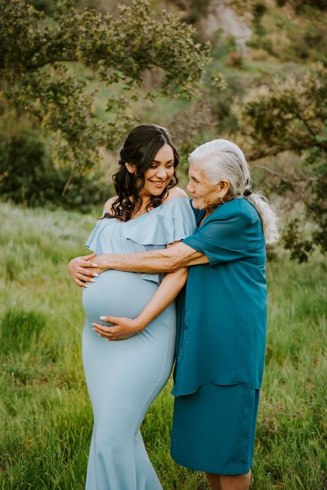 Maternity Session With Family, Mom And Grandma Maternity Shoot, Maternity Photography With Grandma, Maternity Shoot With Grandparents, Photo Shoot With Grandma, Maternity Photos With Mom And Grandma, Maternity Sisters Photography, Maternity Photos With Grandma, Maternity Shoot With Grandma