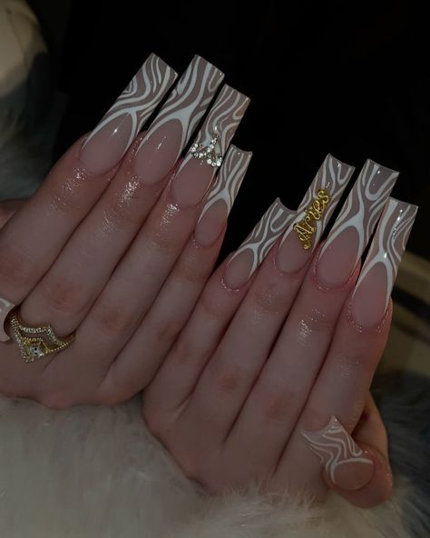 𝒶𝓁𝑜𝓃𝒹𝓇𝒶 🧿 17 on Instagram: “abstract line frenchies 😍😮‍💨” Line Art Nails, Bratz Nails, Art Nails, Abstract Line Art, Abstract Lines, Line Art, Abstract Art, Nail Designs, Nail Art