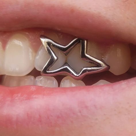 Pretty Teeth, Grillz Teeth, Grills Teeth, Tooth Gem, Teeth Jewelry, Dope Jewelry, Funky Jewelry, Jewelry Lookbook, Piercing Tattoo