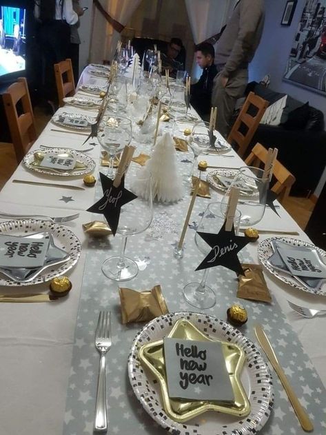 New Year Table Setting Ideas 2023, Decoracion Happy New Year, New Years Table Decor Simple, New Years Eve Decorations Ideas, New Year Dinner Table Decoration, New Years Eve Table Setting, New Years Eve Table, New Years Dinner Party, Christmas Ceiling Decorations