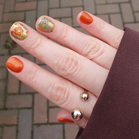 Posted by Zoe Scott: Hey there! Welcome to my dive into the fabulous world of 70s Nails. If the bold, eclectic charm of the 1970s has always caught your eye, you're in for... Nail Ideas 70s, Vintage Nails 1970s, 1970s Nail Designs, 70 Nails, 70s Nails Retro Orange, 70s Nail Polish, 70s Inspired Nails, 70s Nail Designs, Eclectic Nails