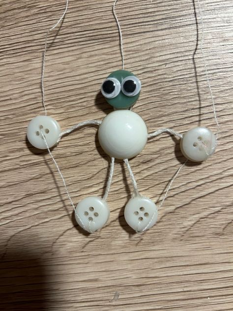 Button marionette :D Button Puppet Tutorial, How To Make A Button Puppet, Button Puppet, Crafts With Buttons, Silly Crafts, Russia Photography, Button People, Aesthetic City, Easy Paper Crafts Diy