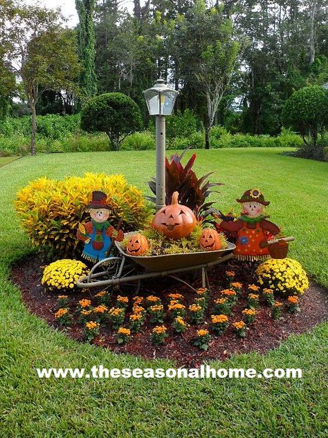 Fall is coming! :-) - yard idea great for backyard fall scene Fall Yard Decor, Fall Landscaping, Outside Fall Decor, Balkon Decor, Meteor Garden 2018, Halloween Tattoo, Fall Is Coming, Garden Crafts Diy, Fall Deco