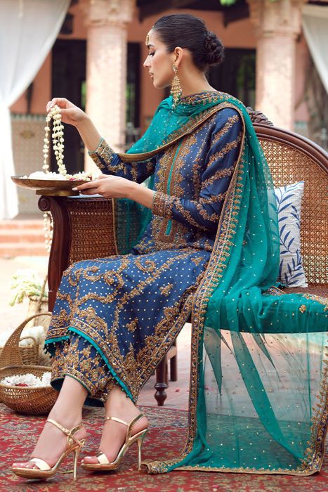 Rangrez New Hand Work Designs Suit, New Party Wear Indian Dress, Pakistani Bridal Suits, Churidar Styles, Fancy Suit Designs, Green Pakistani Dress, Pakistani Party Dresses, Bandhani Lehenga, Dabka Work