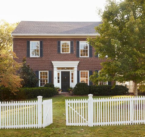 House Siding Options, Exterior Facelift, Exterior Color Combinations, Green Shutters, Siding Options, House Shutters, White Fence, Colonial Style Homes, Pintura Exterior