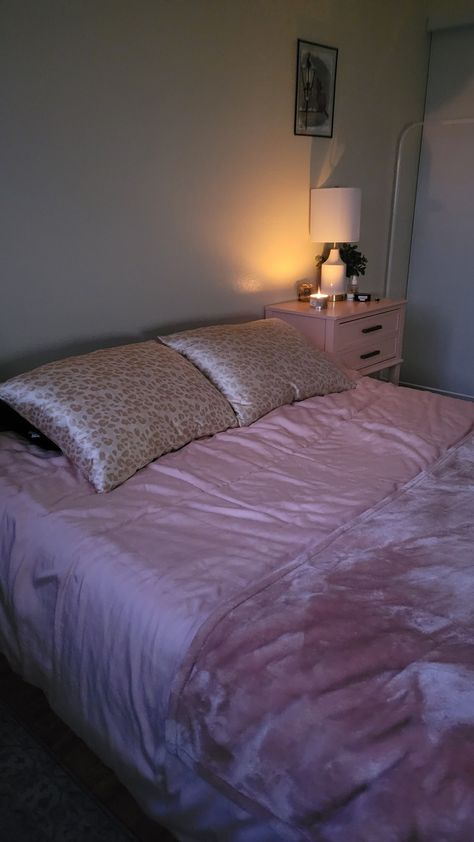 Cheetah Print Bedroom, Cheetah Bedroom, Cheetah Print Bedding, Chambre Aestetic, Pink Vintage Bedroom, Cheetah Bedding, Leopard Print Bedroom, Leopard Print Bedding, Pink Bed Sheets