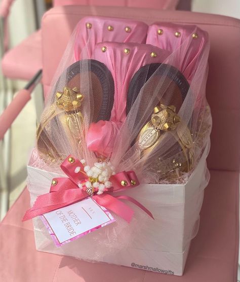 Marshmallow Gifts on Instagram: “Mother’s deserve nothing but the best! Mother of the Bride’s gift wrapped in pink & gold theme chosen by our clients 💕…” Pink And Gold Theme, Traditional African Wedding, Traditional Wedding Gifts, Wedding Gift Hampers, Wedding Shadow Box, Wedding Gift Pack, Bridal Gift Wrapping Ideas, Gift Box For Men, Wedding Gifts Packaging