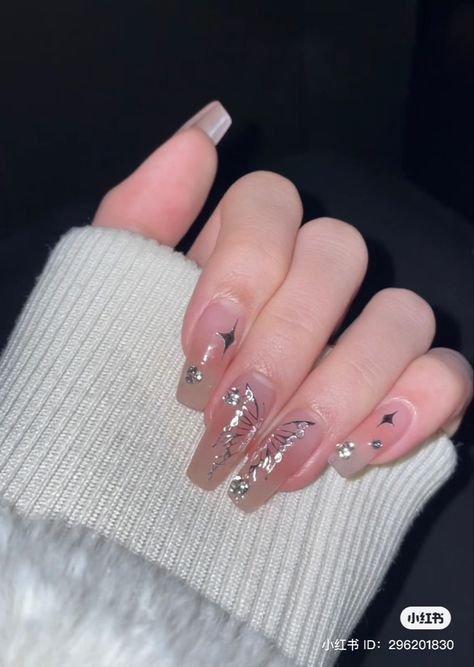 #xhs #xiaohongshu #nails #nailart #aesthetic #pretty #silvernails #rich #lifestyle #douyin #douyinnails #prettygirl Butterfly Press On Nails, Faux Nails, Butterfly Nail Designs, Airbrush Nails, Butterfly Nail Art, Korean Nails, Grunge Nails, Minimal Nails, Y2k Nails