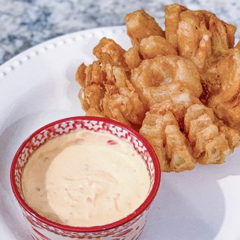 Copycat Texas Roadhouse Blooming Onion - Oola.com Texas Roadhouse Blooming Onion, Texas Roadhouse Sweet Potato, Blooming Onion Sauce, Blooming Onion Recipes, Copycat Texas Roadhouse, Restaurant Appetizers, Half And Half Recipes, Impressive Appetizers, Blooming Onion