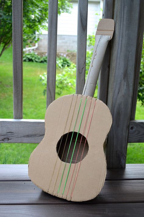 Love this DIY Cardboard Guitar tutorial from ikat bag. You can play it! (Kind of.) Cardboard Craft Ideas, Cardboard Guitar, Halloween Costumes Kids Homemade, Diy Halloween Dekoration, Kids Halloween Food, Thanksgiving Crafts Preschool, Halloween Nails Diy, Cardboard Craft, Cardboard Toys