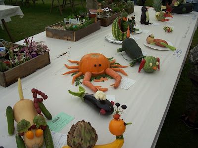 Bumble Bee Cottage: Guernsey North Show - Animals made from Vegetables - Loads of ideas on this site! Animal Made From Vegetables, Vegetable Critters, Diy Autumn Decorations, Vegetable Dress, Autumn Vegetables, Show Animals, Bee Cottage, Vegetable Animals, Garden Event