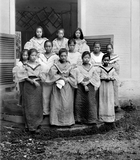 Fine Needle Workers. Looban Convent, Paco, Manila, Philippines, late 19th or early 20th Century by John T Pilot, via Flickr 19th Century Philippines, Filipino History, Vintage Philippines, Tacloban City, Philippine History, Philippine Holidays, Filipino Clothing, Philippines Fashion, Filipino Fashion