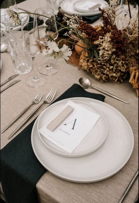 Dinner Plate Setting Ideas Wedding, Moody Wedding Place Setting, Monochromatic Wedding Table Settings, Dinnerware Wedding Table Settings, Wedding Dinner Plates Place Settings, Modern Wedding Place Settings, Wedding Plating, Modern Place Setting, Wedding Plate Setting