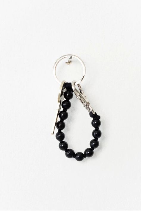 INA SEIFART | Perlen Short In Black x Black - SHOP YUCCA Handmade Keychains, Art Plastique, Black Beads, Wooden Beads, Diy Art, Key Rings, Elastic Band, Jewelry Inspiration, Diy Jewelry