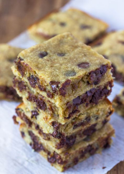 Banana Chocolate Chip Bars, Banana Blondies, Blondie Bars, Ripe Banana Recipe, Banana Chocolate Chip Cookies, Blondie Bar, Chocolate Chip Blondies, Banana Bars, Chocolate Chip Bars